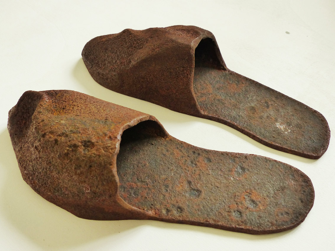 Chris-Kircher-Schuhe-aus-Metallschrott-Pantoffeln
