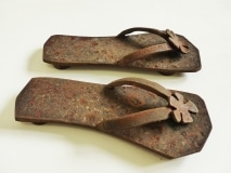 Chris-Kircher-Schuhe-aus-Metallschrott-Flipflops