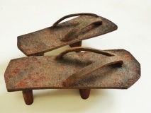Chris-Kircher-Schuhe-aus-Metallschrott-Getas