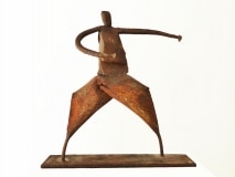 Chris-Kircher-Skulptur-aus-Stahl-die-Kaempferin